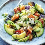 Salade César à l'avocat garnie de croutons et parmesan